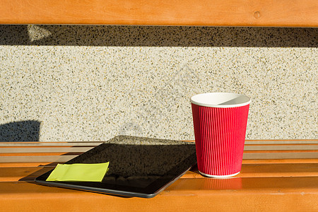 街道长椅 贴贴标签的平板板板 咖啡杯图片