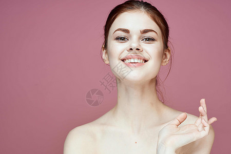粉红色背景装扮成粉色背景的化妆品治疗肩膀眼睛护理身体女士嘴唇皮肤激光按摩图片
