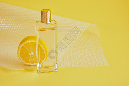 柑橘香气 含柠檬香味概念的香水 柠檬片和黄底香水瓶图片