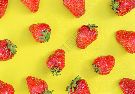 草莓图案特写 闪闪发光的黄色背景上新鲜草莓的明亮图案 顶视图 平躺图片