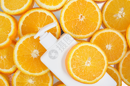 带有分配器的白色奶油瓶 在切片橙子 面霜和身体霜的背景上没有标签 并添加了橙油概念橘子胶原洗剂美容化妆品产品温泉皮肤香气疗法图片