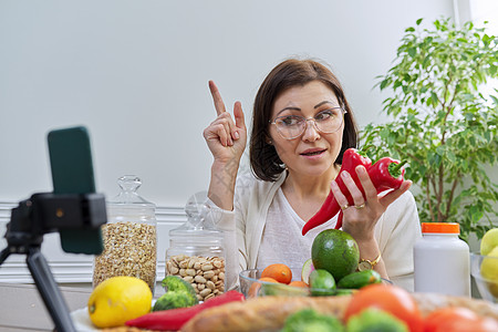 使用智能手机 有关健康饮食的博客专家引导流卫生溪流营养技术女士营养师女性保健办公室科学图片