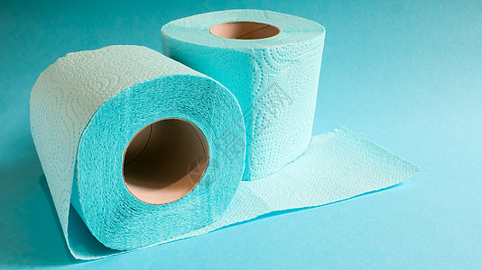 蓝色背景上的蓝色现代卫生纸卷 纸板套筒上的纸制品 用于卫生目的 由纤维素制成 带有便于撕裂的切口 浮雕图厕所产品化妆品洗手间材料图片