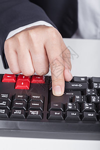 在计算机键盘上按键键键插入按钮钥匙入口木板手指办公室商业笔记本技术桌面男性图片