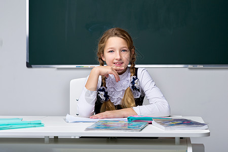 可爱女学生的肖像 回到学校 教育概念意义思考女孩照片童年瞳孔孩子们黑板学生课堂图片