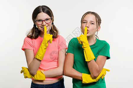 两名身戴黄色保护手套的少女姐妹展示了更安静 秘密的标志性活动 其中最隐秘的是图片