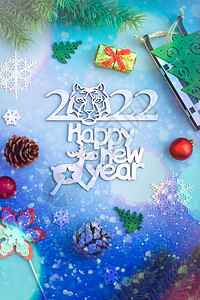 圣诞节背景 有Xmas树和闪亮的bokeh灯光 白色玻璃装饰圣诞或新年球假期庆典魔法装饰品问候语纸屑风格卡片季节浆果图片