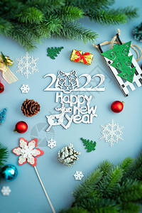 圣诞节背景 有Xmas树和闪亮的bokeh灯光 白色玻璃装饰圣诞或新年球家庭问候语蓝色卡片浆果纸屑静物魔法雪花风格图片