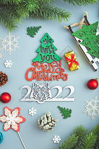 圣诞节背景 有Xmas树和闪亮的bokeh灯光 白色玻璃装饰圣诞或新年球礼物蓝色庆典问候语魔法风格星星问候雪花静物图片