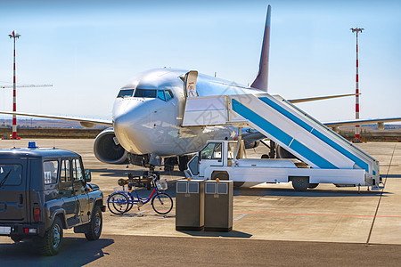 飞机停在机场终点站大门附近航班运输空气飞行器座舱旅行航空公司航空飞行服务图片