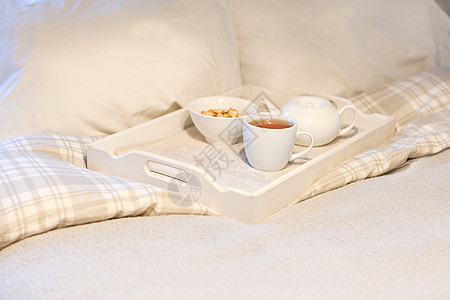 早餐在床上 - 卧室早餐托盘上的条纹茶具图片