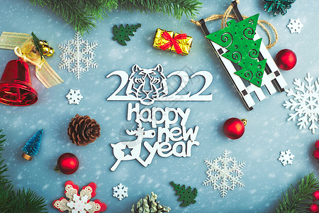 圣诞节背景 有Xmas树和闪亮的bokeh灯光 白色玻璃装饰圣诞或新年球庆典假期蓝色星星家庭卡片框架静物魔法礼物图片