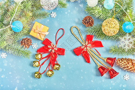 与杉树和装饰的圣诞节背景 具有复制空间圣诞构图的顶视图星星松树桌子问候庆典礼物盒礼物风格手套雪花图片