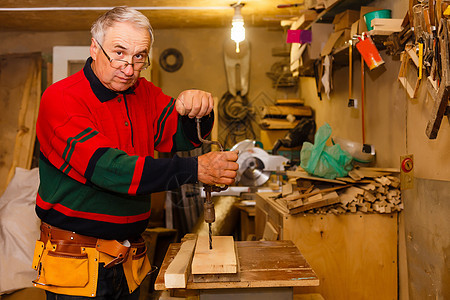 成熟木工在讲习班中的形象工作作坊木制品木匠工厂男性修理工工具职场工匠图片