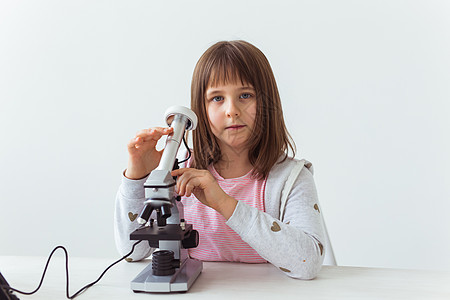 在科学课中使用显微镜的女学生 技术 课程和儿童概念知识孩子实验女孩光学科学家学习化学实验室学生图片