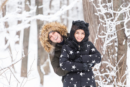 欢乐 季节和休闲概念情侣在雪上打冬木雪花笑声手套夫妻帽子男人情绪家庭幸福拥抱图片