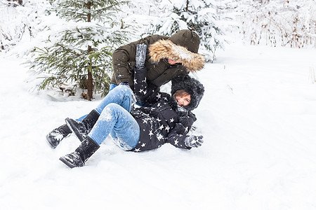 欢乐 季节和休闲概念情侣在雪上打冬木雪堆男人降雪喜悦雪花拥抱休息快乐情绪夫妻图片