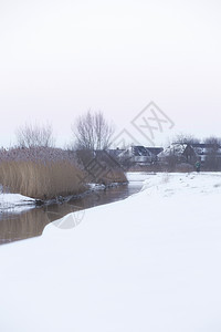 荷兰日落时分美丽的冬季风景 雾雪覆盖着农田和河流 大自然中美丽的色彩橙子天气地平线场景冻结天空场地太阳季节农村图片