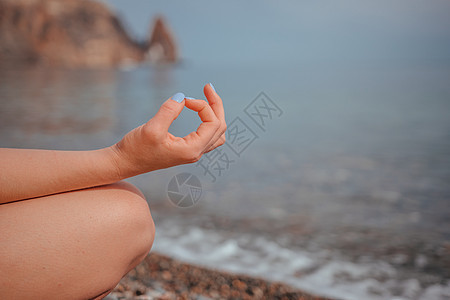 在阳光明媚的日子里 身穿红色泳衣 留着长发的年轻女子在海边的瑜伽垫上练习户外伸展运动 女子瑜伽健身普拉提常规 健康的生活方式 和图片