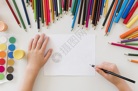 儿童用彩色铅笔画画图片