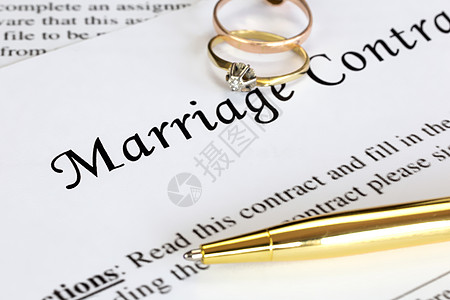 与两个金婚戒指和金笔的婚姻合同 婚前协议 宏观特写 签名 文件 协议概念家庭珠宝圆圈婚礼法律订婚律师证书法令仪式图片