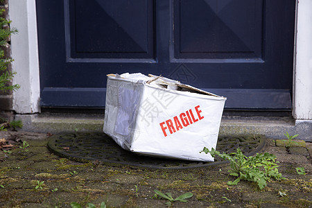 房屋前门的损坏交货纸板箱 带凹痕的脆弱包装袋 坏交货概念损害送货纸盒船运破坏办公室质量碰撞事故标签图片