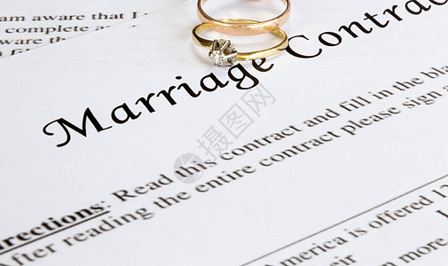 与两个金婚戒指和金笔的婚姻合同 婚前协议 宏观特写 签名 文件 协议概念商业文档法令证书婚礼订婚离婚律师假期家庭图片