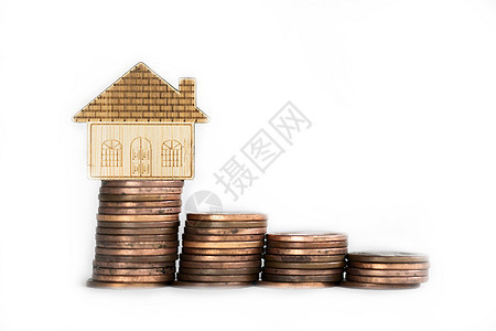 硬币储蓄设置楼梯到概念投资抵押贷款融资和业务隔离在白色背景下的房屋模型图片
