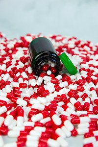 白色背景红白胶囊瓶 维生素 药物或药物背景 健康 医疗和商业概念药剂治愈化学品剂量疼痛粉末疾病止痛药垃圾矿物图片