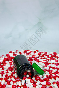 白色背景红白胶囊瓶 维生素 药物或药物背景 健康 医疗和商业概念疾病垃圾胶囊药片处方制药帮助化学品疼痛医院图片