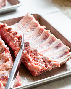 不锈钢盘上松开的肋骨猪肉食物厨房生排骨育肥烹饪晚餐牛扒屠夫餐厅图片