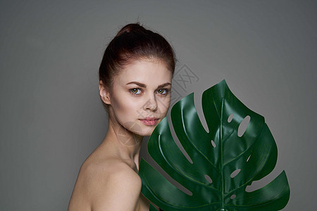 清洁的棕榈叶健康化妆品 以吸引有吸引力的妇女毛巾微笑皮肤成人治疗面具头发温泉女性身体图片