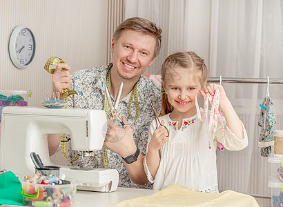在缝纫车间的小女孩和她的爸爸女儿孩子手工业裁缝作坊工厂父亲维修女裁缝设计师图片