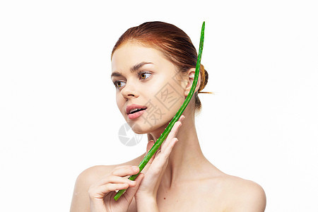 光肩露肩的女子在温泉疗养烧伤眼睛女士化妆品皮肤生物草本植物肥皂叶子植物图片