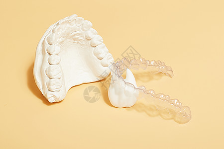 黄色背景中的正畸牙科主题 适用于正畸牙科治疗的透明隐形牙齿矫正器或牙套病人矫正牙医口腔科药品科学医生宏观细菌调查图片