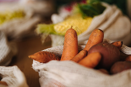 胡萝卜和土豆帆布购物袋 木桌上可重复使用的生态棉袋中的蔬菜 零浪费购物理念 无塑料物品市场杂货店店铺饮食玉米水果工艺产品送货厨房图片