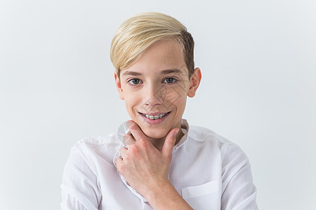 有吸引力的11岁男孩 牙齿上有牙套 牙医和青少年的概念 笑声矫正医生乐趣牙科盘子磨牙嘴唇支撑青年金属图片