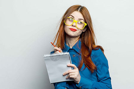 带笔纸和铅笔 戴黄色眼镜办公室专业人员的女商业妇女名片头发企业家成功幸福技术女性情绪工作微笑图片