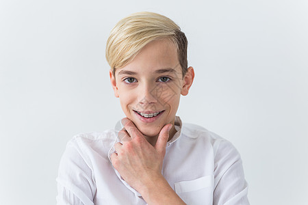 有吸引力的11岁男孩 牙齿上有牙套 牙医和青少年的概念 笑声青年微笑假牙嘴唇孩子盘子医生维修金属乐趣图片