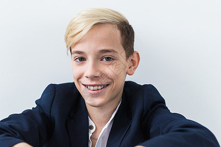 有吸引力的11岁男孩 牙齿上有牙套 牙医和青少年的概念 笑声矫正假牙鼻子青年金属牙科维修医生微笑磨牙图片