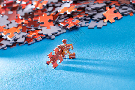 蓝背景上的彩色 Jigsaw 谜题项目公司挑战工作解决方案合伙人蓝色爱好思维拼图图片
