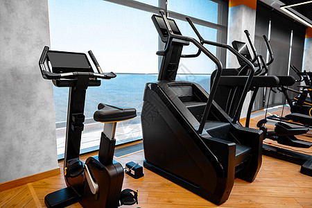 现代体操室内 配有新的健身设备横幅窗户晴天体育锻炼广告建筑仪器俱乐部房间金属图片