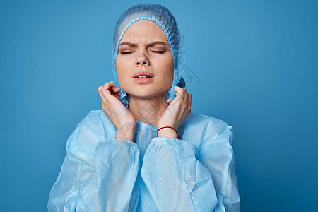 医生穿着防护服治疗医院蓝色背景按摩女士卫生女性专家工作医师剂量病人压力图片