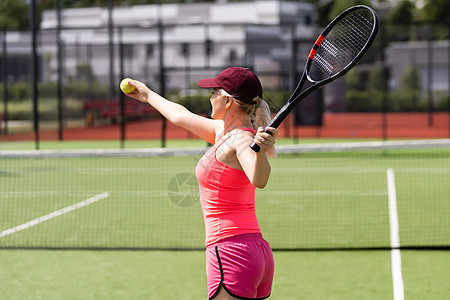 网球场有花冠的漂亮运动女运动员 健康生活方式短发游戏体育头发黑发成人女孩身体竞赛运动装图片