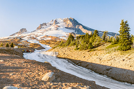 夏天滑雪在胡德山顶上跑公园旅游娱乐国家蓝色山脉假期公吨力量天空图片