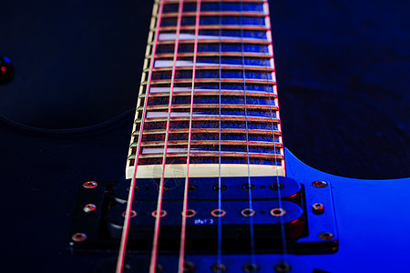 黑暗中的电吉他身躯金属黑色岩石电气乐器细绳指板图片