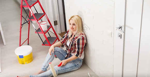 幸福的女人在家里的房间里做修理公寓房子绘画女士闲暇装潢微笑活动乐趣梯子图片