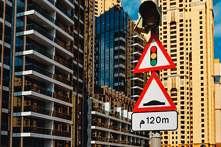 迪拜交通灯和速撞路标志图片