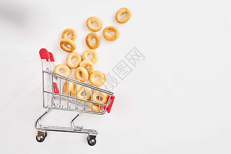 在商店购物的超市小杂货车车轮销售大车食物顾客零售消费者杂货店商品贸易图片