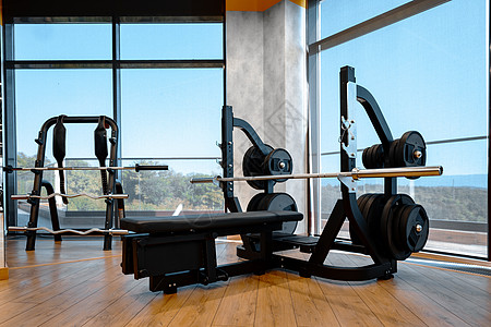 现代体操室内 配有新的健身设备机器民众仪器晴天窗户重量中心金属广告俱乐部图片